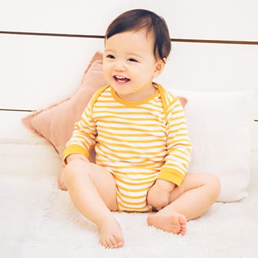 赤ちゃんのかぶり服の着せ方を解説 おすわりや首が座る前でもできる Smilesteam Happy Blog