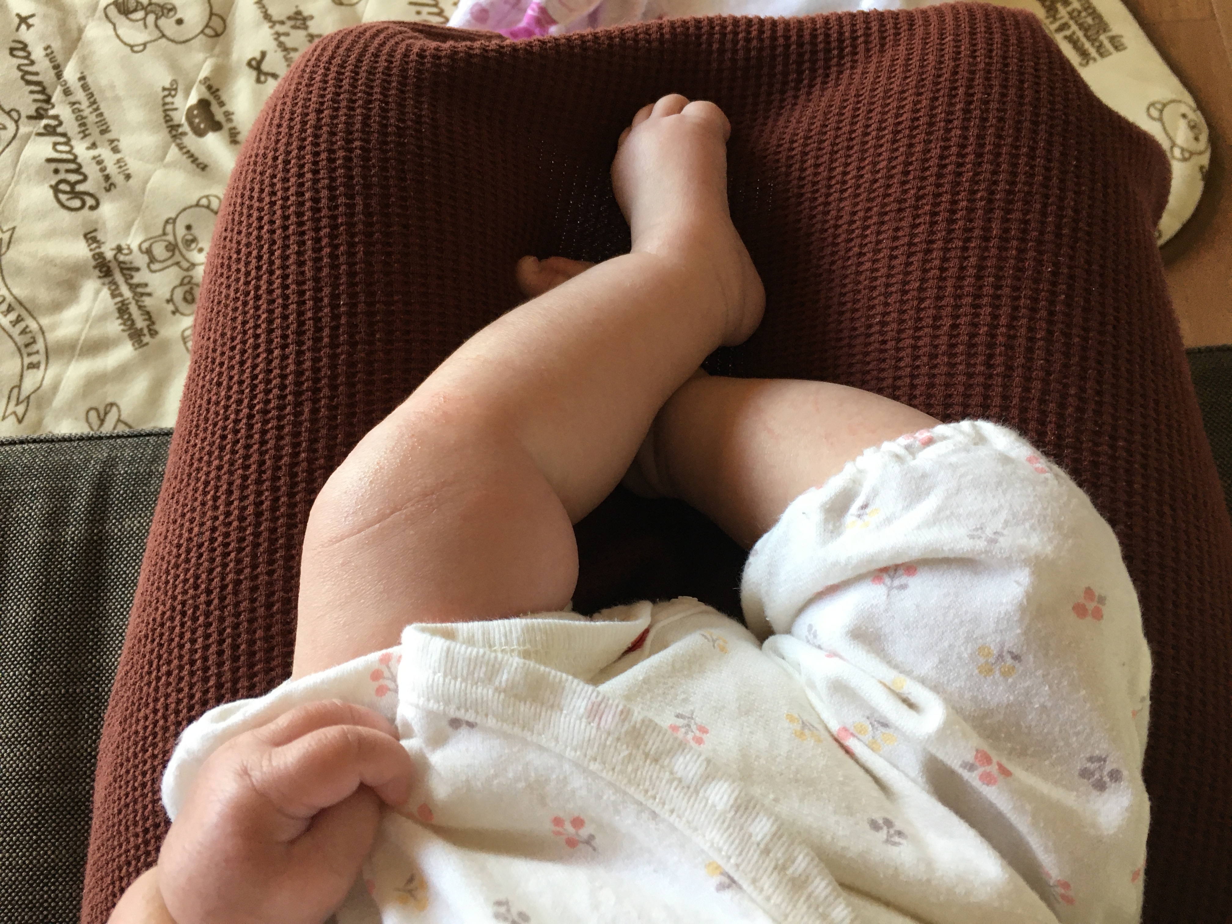 赤ちゃんが足をクロスさせる理由は 病気や障害の心配は このままで大丈夫 Smilesteam Happy Blog